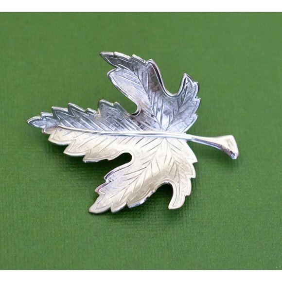 Vintage Maple Leaf Silver Tone Brooch K28 - Picture 1 of 2